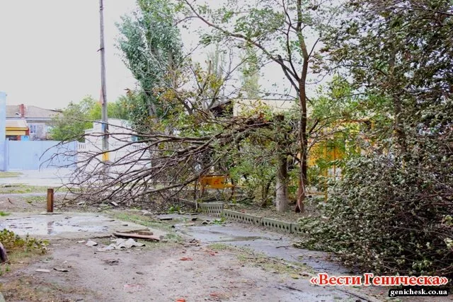 В Геническе ликвидируют последствия вчерашней бури