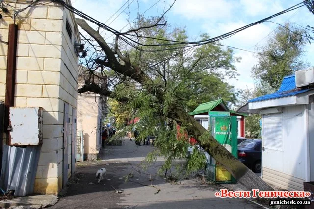 В Геническе ликвидируют последствия вчерашней бури
