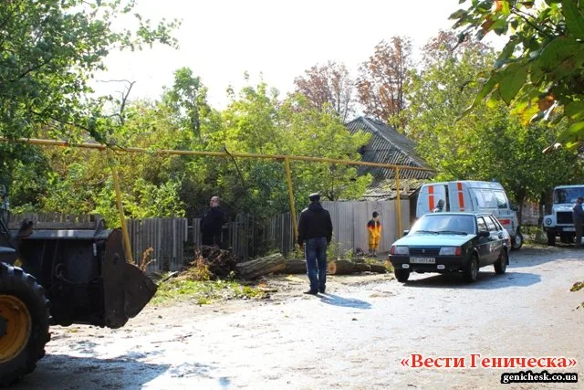 В Геническе ликвидируют последствия вчерашней бури