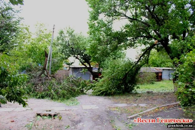 В Геническе ликвидируют последствия вчерашней бури