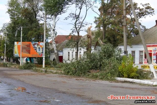В Геническе ликвидируют последствия вчерашней бури