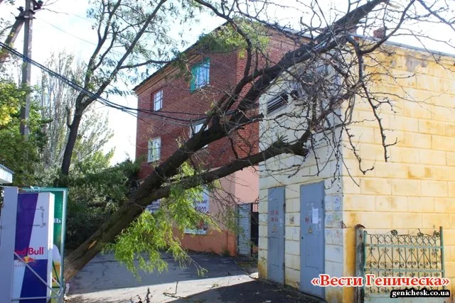 В Геническе ликвидируют последствия вчерашней бури