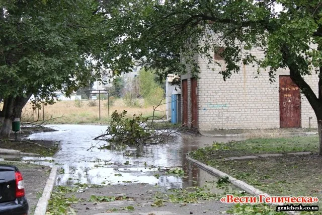 В Геническе ликвидируют последствия вчерашней бури
