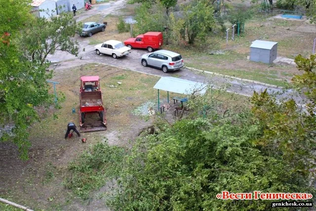 В Геническе ликвидируют последствия вчерашней бури