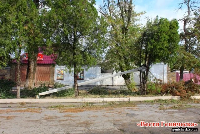 В Геническе ликвидируют последствия вчерашней бури