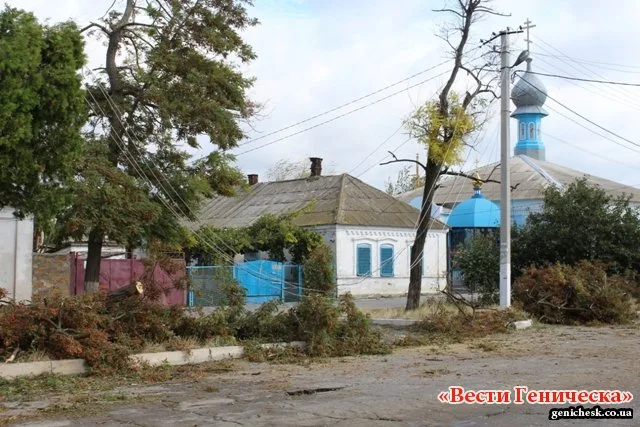 В Геническе ликвидируют последствия вчерашней бури