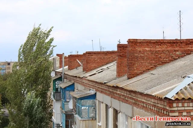 В Геническе ликвидируют последствия вчерашней бури