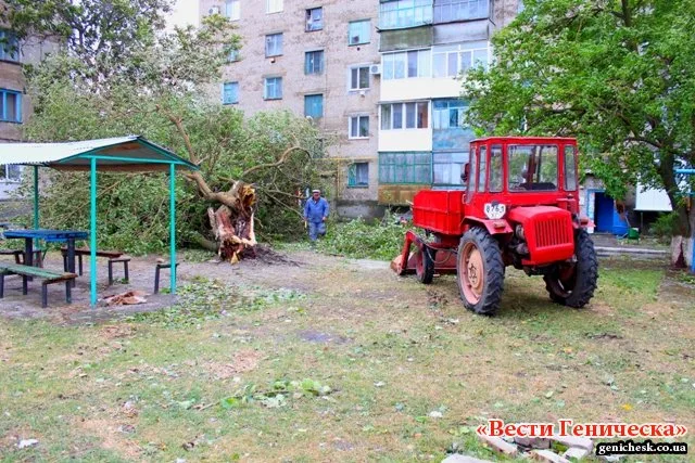 В Геническе ликвидируют последствия вчерашней бури