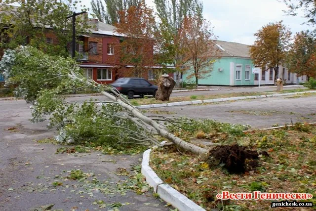 В Геническе ликвидируют последствия вчерашней бури