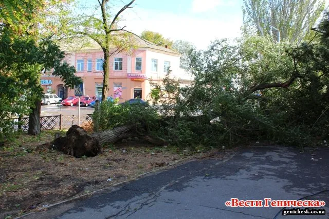 В Геническе ликвидируют последствия вчерашней бури
