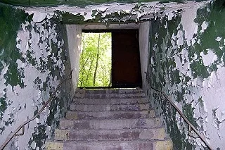 В Херсоне украли бомбоубежище и сделали из него.. автопарковку возле ТРЦ “Фабрика”