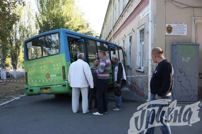 В Херсоне маршрутка врезалась в здание гимназии №20