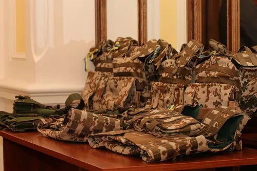 Банкиры области купили для военных каски и бронежилеты