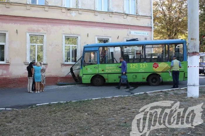 Возле гимназии, в которую врезался автобус, появились яркие столбы безопасности