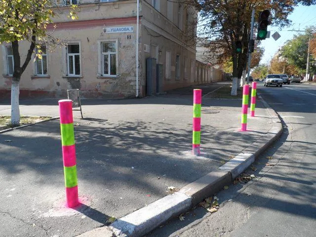 Возле гимназии, в которую врезался автобус, появились яркие столбы безопасности