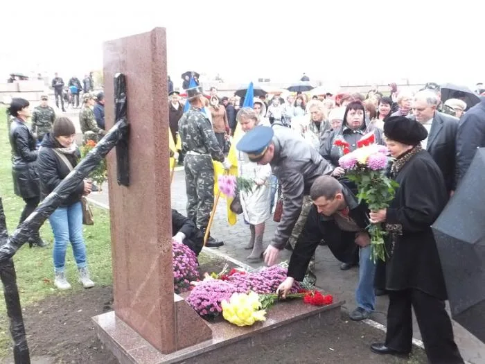 В Херсоне открыли памятник героям АТО
