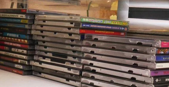 УБЭПовцы изъяли у херсонца более 600 пиратских дисков