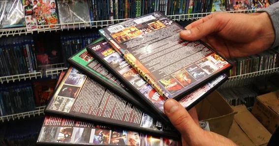 УБЭПовцы изъяли у херсонца более 600 пиратских дисков