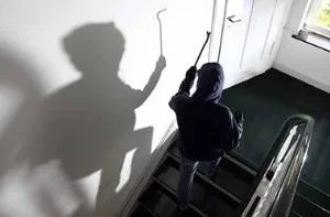 В Днепровском районе сразу две квартиры пострадали от рук домушников