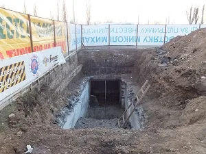 Возле ТРЦ “Фабрика” раскопали вход в зарытое при строительстве ТРЦ бомбоубежище на 1000 человек