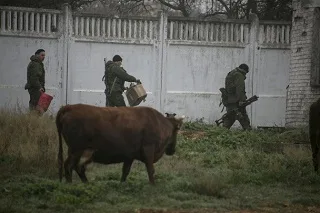 Русские вояки, покидая Чонгар, разгромили и обворовали местные кафе. Гостиницу Ниметуллаева не тронули