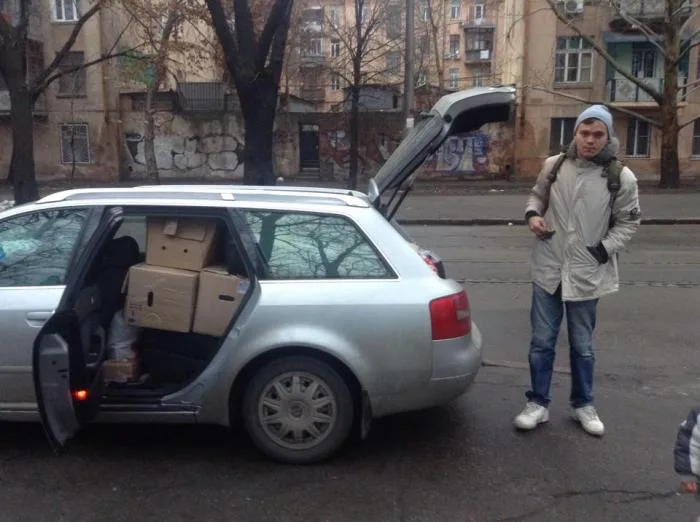 Херсонский ГАИшник отобрал автомобиль у одесских волонтеров, помогающим военным в АТО