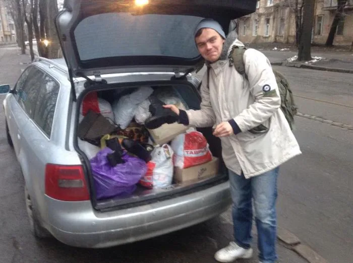 Херсонский ГАИшник отобрал автомобиль у одесских волонтеров, помогающим военным в АТО