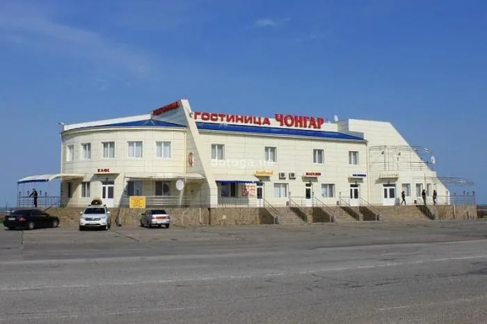 Русские вояки, покидая Чонгар, разгромили и обворовали местные кафе. Гостиницу Ниметуллаева не тронули