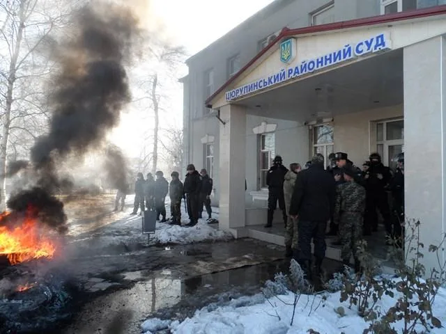 Цюрупинского активиста Шрамко отправляют в СИЗО, “Правый сектор” продолжает жечь шины