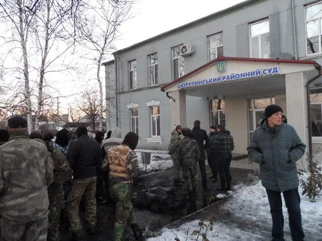 Цюрупинского активиста Шрамко отправляют в СИЗО, “Правый сектор” продолжает жечь шины