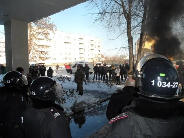Цюрупинского активиста Шрамко отправляют в СИЗО, “Правый сектор” продолжает жечь шины