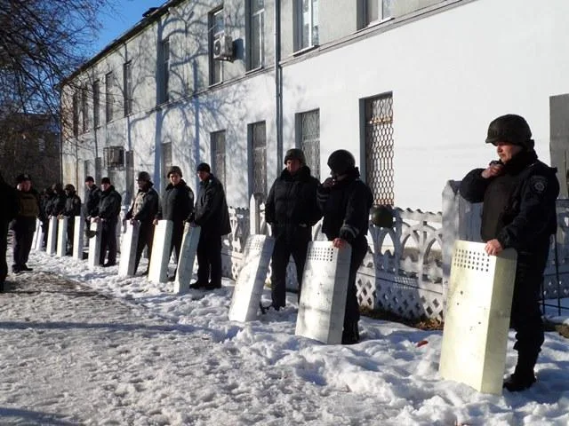 Цюрупинского активиста Шрамко отправляют в СИЗО, “Правый сектор” продолжает жечь шины