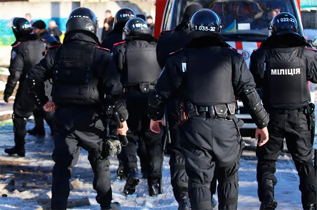 Правый сектор заблокировал автомобилями выезд из Цюрупинского суда. Милиция готовится с отражению возможного ночного штурма