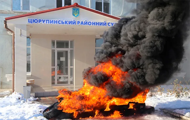 Правый сектор заблокировал автомобилями выезд из Цюрупинского суда. Милиция готовится с отражению возможного ночного штурма