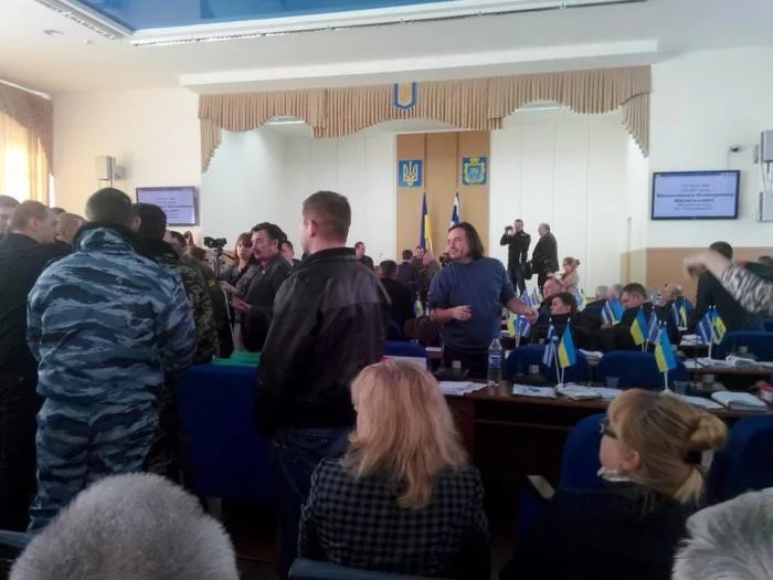 Депутатов Херсонского горсовета прямо на сессии облили зеленкой