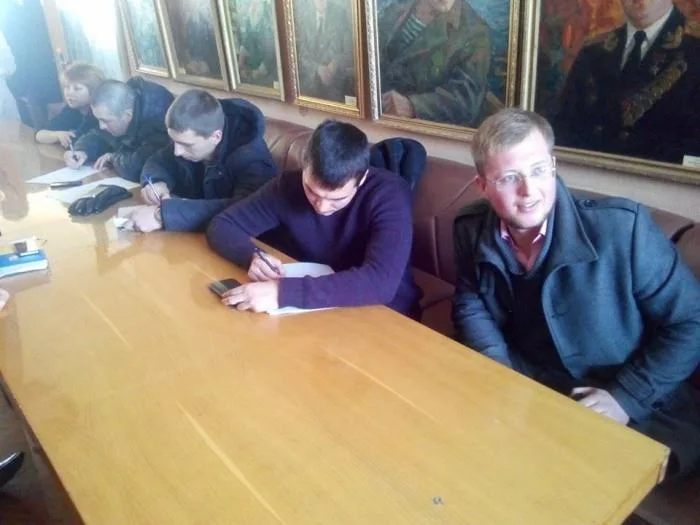 Депутатов Херсонского горсовета прямо на сессии облили зеленкой