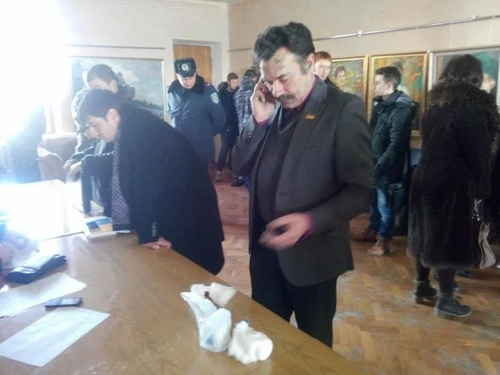 Депутатов Херсонского горсовета прямо на сессии облили зеленкой