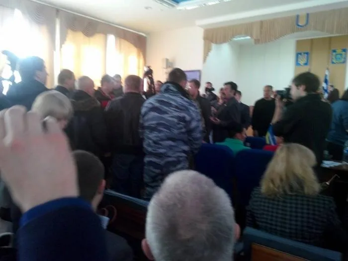 Депутатов Херсонского горсовета прямо на сессии облили зеленкой
