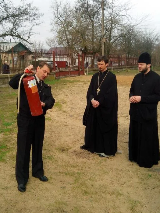 Накануне Пасхи новокаховские спасатели обучали священников правилам обращения с огнетушителями