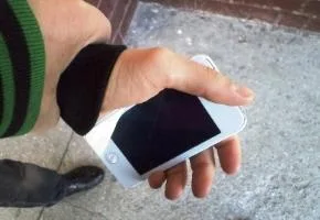 Попросил позвонить и “забыл” отдать: жительница Херсона осталась без телефона