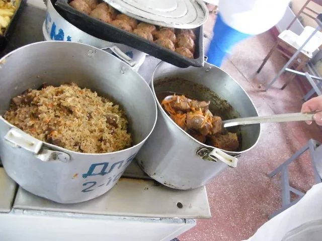 Журналисты оценили, как и где кормят военных на Херсонщине