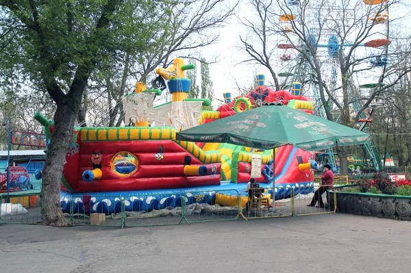 В парке Новой Каховки вместо сгоревшего батута установили новый