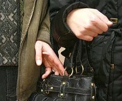 В херсонской маршрутке ограбили 21-летнюю девушку