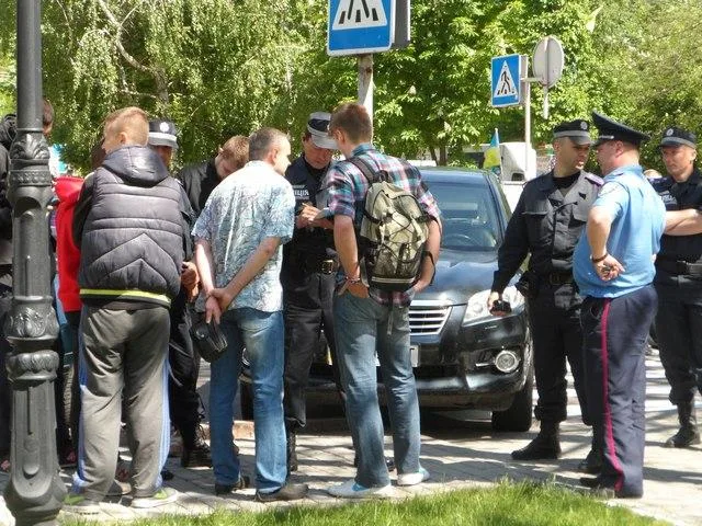 Возле мэрии Херсона задержали юного сепаратиста с триколором