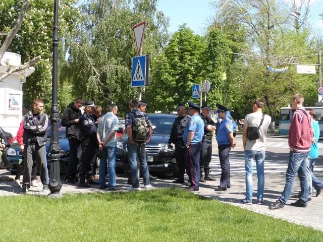 Возле мэрии Херсона задержали юного сепаратиста с триколором
