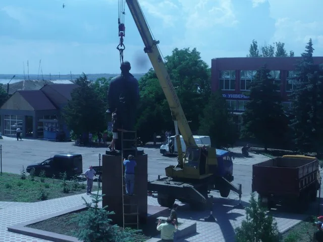 В Горностаевке снят памятник Ленину