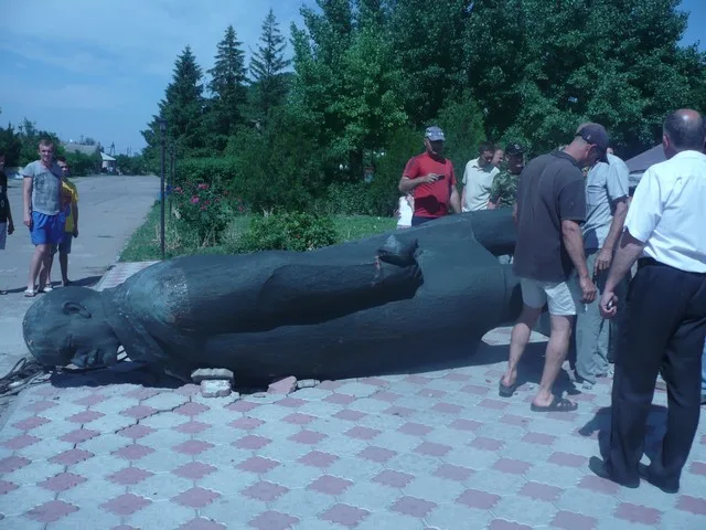 В Горностаевке снят памятник Ленину