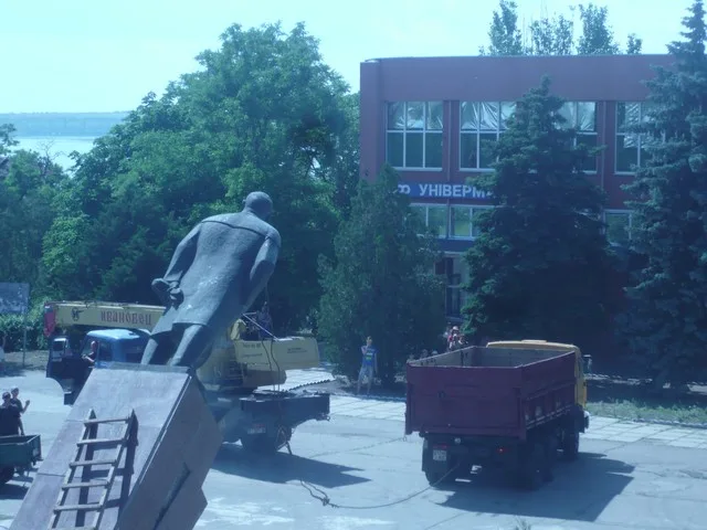 В Горностаевке снят памятник Ленину