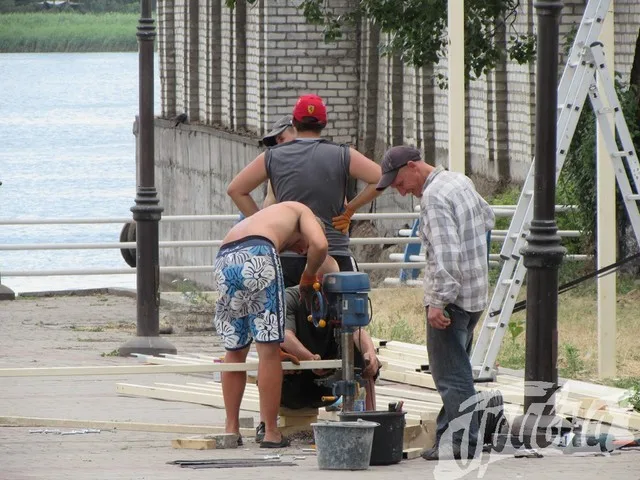 Стройку на городской набережной не запретили, но приостановили