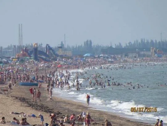 На Арабатской стрелке наплыв туристов даже в дождливую погоду
